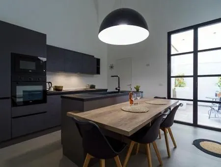 Real Street 21 Apartment